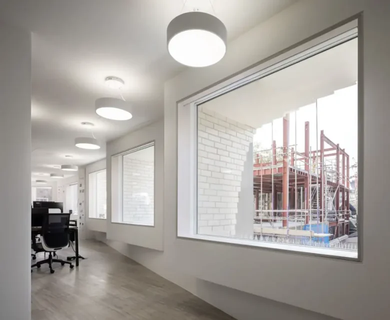 ofis binası koridor cam tasarımı